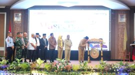 Wakil Bupati Karimun memukul gong tanda dimulainya Musrembang Kabupaten Karimun tahun 2023. Foto: kepriheadline.id