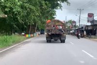 Truk kontainer melakukan pengangkutan sampah-sampah di wilayah Kabupaten Karimun, Provinsi Kepulauan Riau. Foto: kepriheadline.id