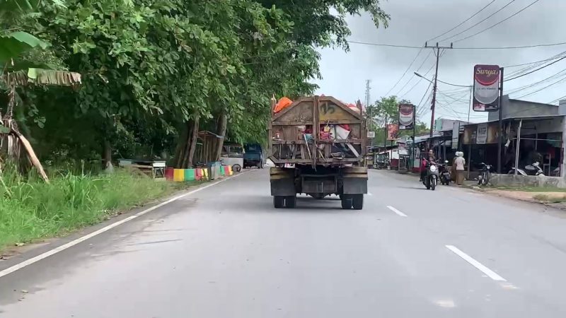 Truk kontainer melakukan pengangkutan sampah-sampah di wilayah Kabupaten Karimun, Provinsi Kepulauan Riau. Foto: kepriheadline.id