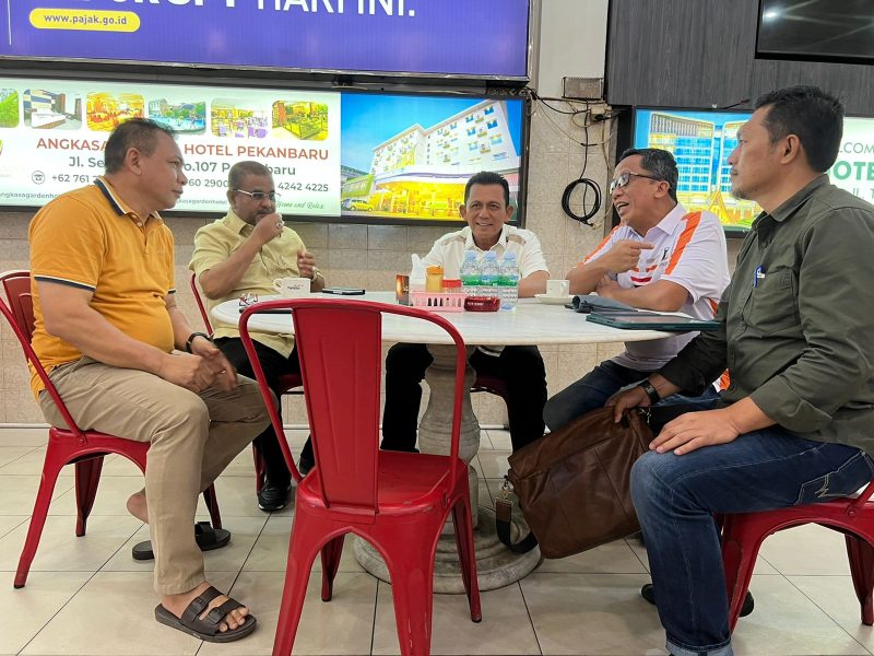 Gubernur Kepulauan Riau H. Ansar Ahmad menemui langsung General Manager PT PLN (Persero) Unit Induk Distribusi (UID) Riau Kepri Agung Murdifi di Pekanbaru. (Foto: Humas Pemprov)