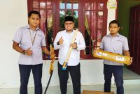 Perwakilan PT Timah serahkan bantuan alat panahan kepada pengurus Ponpes Tahfiz Quran An-Nur. (FOTO: Humas PT Timah)