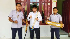 Perwakilan PT Timah serahkan bantuan alat panahan kepada pengurus Ponpes Tahfiz Quran An-Nur. (FOTO: Humas PT Timah)