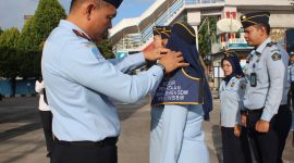 Kakanim Kelas II TPI Tanjungbalai Karimun Zulmanur Arif menyematkan tanda Hand Badge kepada ketua TIM Pokja dalam Apel Pengukuhan Tim Pokja, Selasa (8/3/2023). (FOTO: Dokumen Imigrasi).