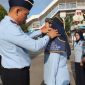 Kakanim Kelas II TPI Tanjungbalai Karimun Zulmanur Arif menyematkan tanda Hand Badge kepada ketua TIM Pokja dalam Apel Pengukuhan Tim Pokja, Selasa (8/3/2023). (FOTO: Dokumen Imigrasi).
