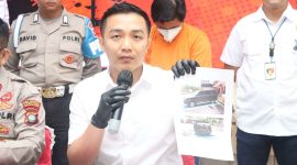 Kasat Reskrim Polresta Barelang, Kompol Budi Hartono memimpin konferensi pers pengungkapan penyalahgunaan BBM jenis solar di wilayah Batam. (FOTO: Humas Polresta Barelang)
