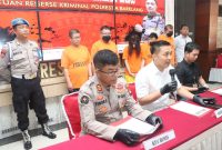 Kasat Reskrim Polresta Barelang memimpin Konferensi Pers Pengungkapan kasus tindak pidana perjudian jenis sie jie di Batam. (FOTO: Humas Polresta Barelang)