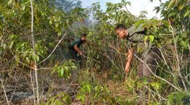 Babinsa bersama warga melakukan upaya pemadaman dengan bantuan alat seadanya. (FOTO: ISTIMEWA)