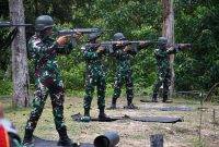 Prajurit Lanal TBK mengikuti proses latihan menembak. Foto: Dok. Lanal TBK.