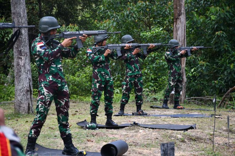 Prajurit Lanal TBK mengikuti proses latihan menembak. Foto: Dok. Lanal TBK.