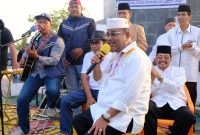 Bupati Karimun Aunur Rafiq bersama Ketua DPRD Karimun Muhammad Yusuf Sirat turut menyumbangkan lagu dalam kegiatan Galang Dana untuk korban longsor di Serasan Sabtu (11/3/2023).