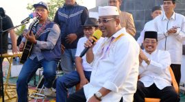 Bupati Karimun Aunur Rafiq bersama Ketua DPRD Karimun Muhammad Yusuf Sirat turut menyumbangkan lagu dalam kegiatan Galang Dana untuk korban longsor di Serasan Sabtu (11/3/2023).