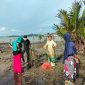 PT Timah Tbk bersama masyarakat Desa Gemuruh saat melakukan Penanaman mangrove di Teluk Salak. (Foto: dokumen PT Timah)