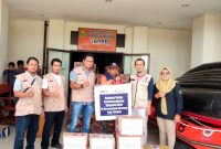 PT Timah serahkan bantuan sembako dan perlengkapan bayi untuk korban bencana alam longsor di Serasan, Natuna. (Foto: Humas Timah)