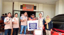 PT Timah serahkan bantuan sembako dan perlengkapan bayi untuk korban bencana alam longsor di Serasan, Natuna. (Foto: Humas Timah)
