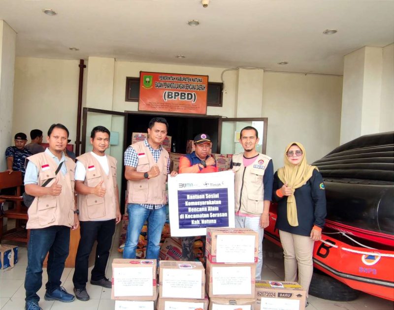 PT Timah serahkan bantuan sembako dan perlengkapan bayi untuk korban bencana alam longsor di Serasan, Natuna. (Foto: Humas Timah)
