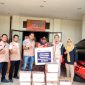 PT Timah serahkan bantuan sembako dan perlengkapan bayi untuk korban bencana alam longsor di Serasan, Natuna. (Foto: Humas Timah)