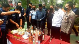 Kapolres Karimun memimpin pemusnahan 7,7 Kilogram Sabu asal Malaysia, hasil penindakan periode Desember 2022- Desember 2023. (FOTO: Kepriheadline.id)