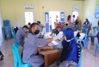 Layanan kesehatan gratis PT Timah kepada masyarakat di Pulau Kundur. (Foto: dokumen PT Timah)