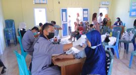 Layanan kesehatan gratis PT Timah kepada masyarakat di Pulau Kundur. (Foto: dokumen PT Timah)
