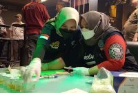 Petugas dari BNNK melakukan pengecekkan urine terhadap pengunjung THM di Karimun. (Foto: Kepriheadline.id)