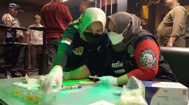 Petugas dari BNNK melakukan pengecekkan urine terhadap pengunjung THM di Karimun. (Foto: Kepriheadline.id)