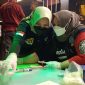 Petugas dari BNNK melakukan pengecekkan urine terhadap pengunjung THM di Karimun. (Foto: Kepriheadline.id)