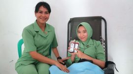 Ketua Persit Cabang LXXI Kodim 0317/Tbk Ny Mutiara Valentina Hamdani Damanik meninjau pelaksanaan kegiatan Donor Darah dalam rangka HUT Persit Kartika Chandra Kirana ke-77, Kamis (16/3/2023). (Foto: istimewa)