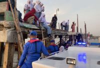 Satpolairud Polres Karimun mengantarkan pelajar di Pulau Parit untuk menyebrang ke Sekolah. (Foto: ist/kepriheadline.id)