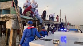 Satpolairud Polres Karimun mengantarkan pelajar di Pulau Parit untuk menyebrang ke Sekolah. (Foto: ist/kepriheadline.id)