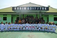 Foto bersama Dandim 0317/Tbk Letkol Inf Budianto bersama tamu dan para siswa usai meresmikan Dojo Laksana Kodim 0317/Tbk, Senin (20/3/2023). (Foto: Ist/kepriheadline.id)