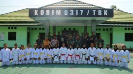 Foto bersama Dandim 0317/Tbk Letkol Inf Budianto bersama tamu dan para siswa usai meresmikan Dojo Laksana Kodim 0317/Tbk, Senin (20/3/2023). (Foto: Ist/kepriheadline.id)
