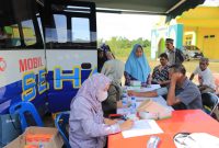 Pelayanan kesehatan dari Mobil Sehat PT Timah di Desa Sawang Laut. (Foto: Humas PT Timah)