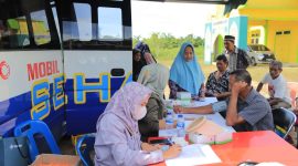 Pelayanan kesehatan dari Mobil Sehat PT Timah di Desa Sawang Laut. (Foto: Humas PT Timah)