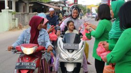 Ibu-ibu Persit Kartika Chandra Kirana Cabang LXXI Dim 0317/Tbk berbagi ratusan takjil gratis kepada masyarakat, Jumat (24/3/2023). (Foto: kepriheadline.id)