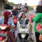 Ibu-ibu Persit Kartika Chandra Kirana Cabang LXXI Dim 0317/Tbk berbagi ratusan takjil gratis kepada masyarakat, Jumat (24/3/2023). (Foto: kepriheadline.id)