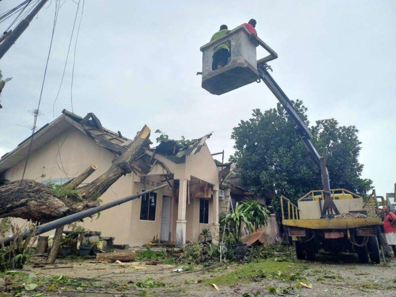 Warga dibantu petugas melakukan evakuasi terhadap reruntuhan pohon. (Foto: kepriheadline.id)