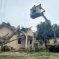 Warga dibantu petugas melakukan evakuasi terhadap reruntuhan pohon. (Foto: kepriheadline.id)