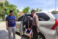 Pelaku E (41) digiring Unit Reskrim Polsek Tebing guna menjalani penyelidikan. (Foto: dokumen polisi).