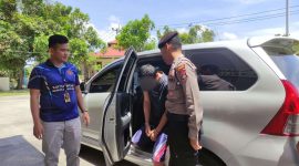 Pelaku E (41) digiring Unit Reskrim Polsek Tebing guna menjalani penyelidikan. (Foto: dokumen polisi).