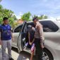 Pelaku E (41) digiring Unit Reskrim Polsek Tebing guna menjalani penyelidikan. (Foto: dokumen polisi).