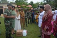 Dandim 0317/Tbk Letkol Inf Budianto Hamdani Damanik disambut Kepala Desa Tebias dalam program Jelajah Pulau 'Melihat Lebih Dalam'.(Foto: Ist/Kepriheadline.id)