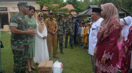 Dandim 0317/Tbk Letkol Inf Budianto Hamdani Damanik disambut Kepala Desa Tebias dalam program Jelajah Pulau 'Melihat Lebih Dalam'.(Foto: Ist/Kepriheadline.id)