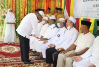 Bupati Karimun Aunur Rafiq melepas keberangkatan jamaah haji beberapa waktu lalu. (Foto: ist/Humas Pemkab Karimun)