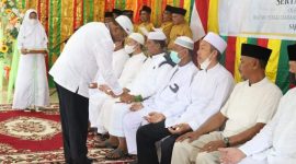 Bupati Karimun Aunur Rafiq melepas keberangkatan jamaah haji beberapa waktu lalu. (Foto: ist/Humas Pemkab Karimun)