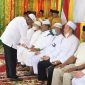 Bupati Karimun Aunur Rafiq melepas keberangkatan jamaah haji beberapa waktu lalu. (Foto: ist/Humas Pemkab Karimun)