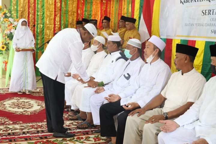 Bupati Karimun Aunur Rafiq melepas keberangkatan jamaah haji beberapa waktu lalu. (Foto: ist/Humas Pemkab Karimun)
