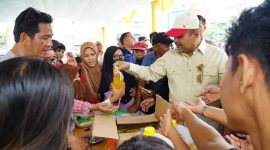 Bupati Karimun membagikan sembako kepada masyarakat dalam Bazar Murah digelar Dinas. Koperasi Usaha Mikro, Perdagangan dan Energi Sumber Daya Mineral Kabupaten Karimun belum lama ini. (Foto: Facebook Info Seputar Aura)