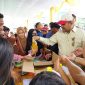 Bupati Karimun membagikan sembako kepada masyarakat dalam Bazar Murah digelar Dinas. Koperasi Usaha Mikro, Perdagangan dan Energi Sumber Daya Mineral Kabupaten Karimun belum lama ini. (Foto: Facebook Info Seputar Aura)