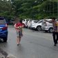 Seorang wanita dengan kepala bersimbah darah jalan kaki sambil mengendong anak. (foto: kepriheadline.id)