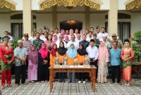 Bupati Karimun aunur Rafiq foto bersama petugas kebersihan usai menyambut kedatangan Piala Adipura di Karimun, Rabu (1/3/2023). (Foto: Kepriheadline.id)